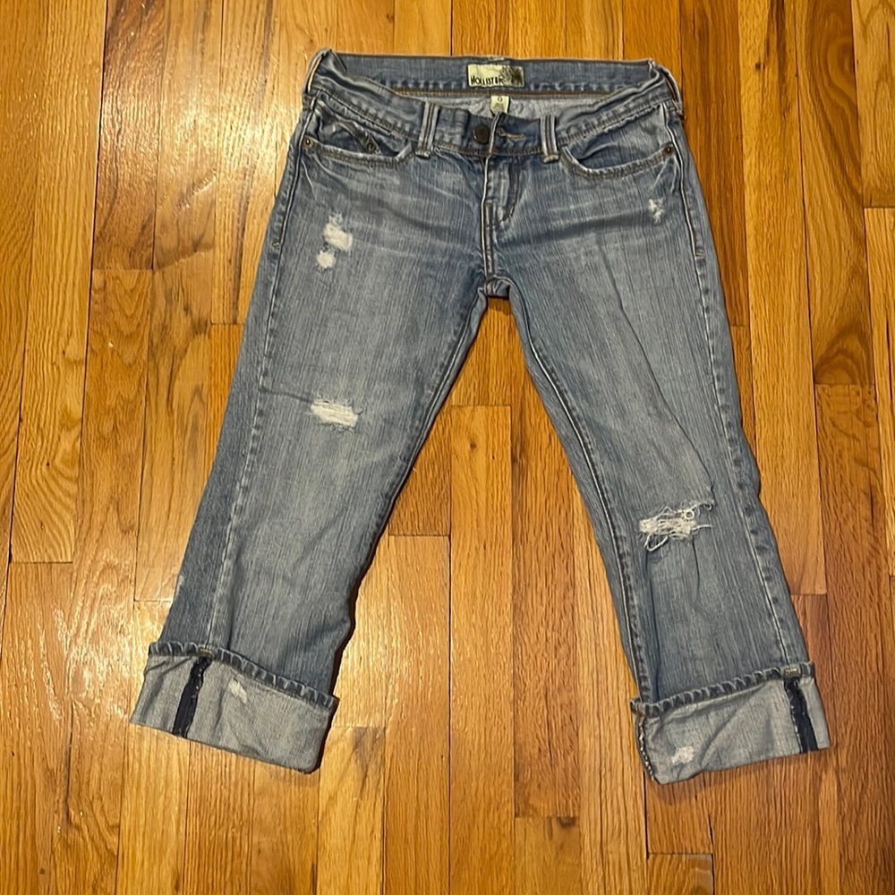 Capri jeans with natural rips